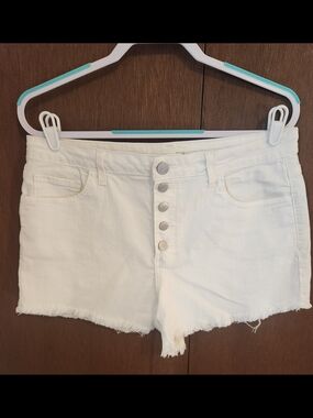 refuge White Button-Front Denim Shorts with Frayed Hem